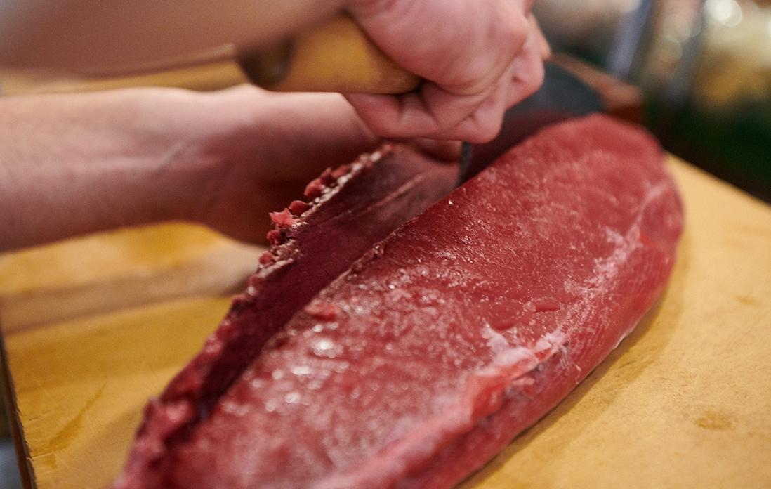 皮の固い部分を取り、腹と背にわける。