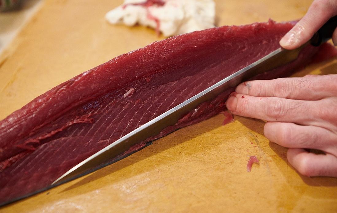 血合いや筋を取り除く。