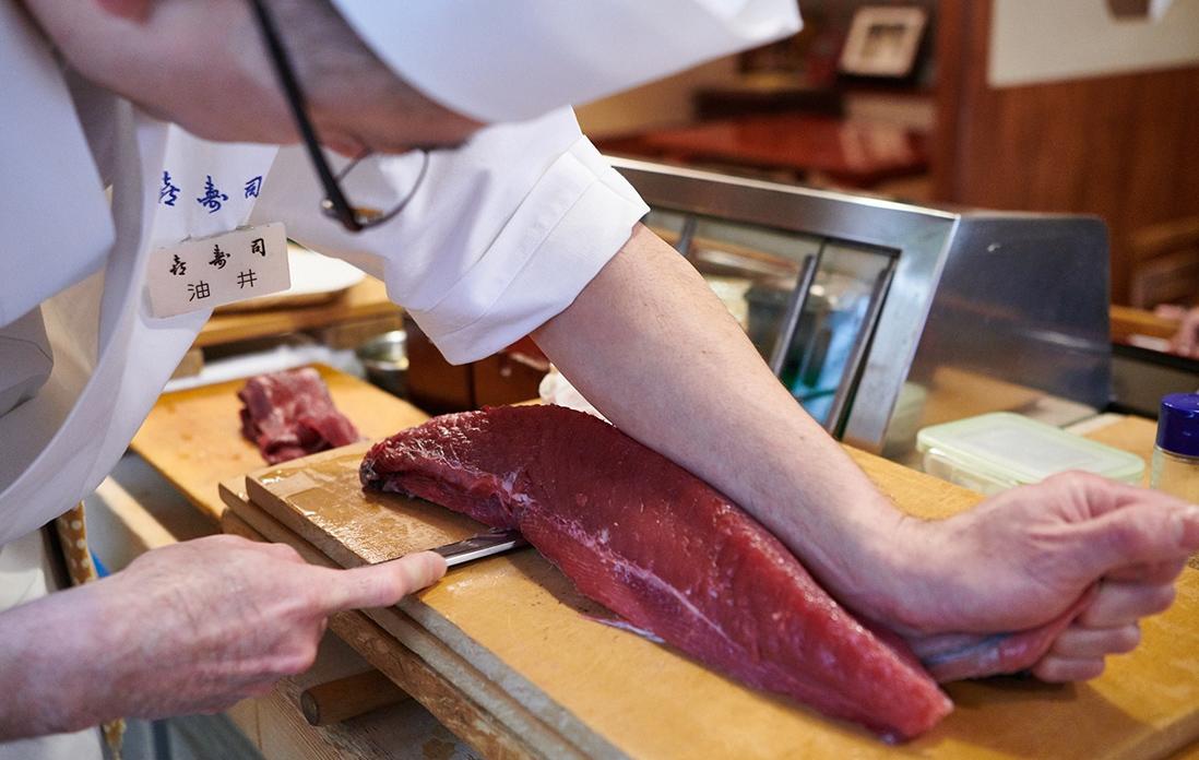 皮を引く。皮を付けたまま炙るかは魚のコンディションで判断する。