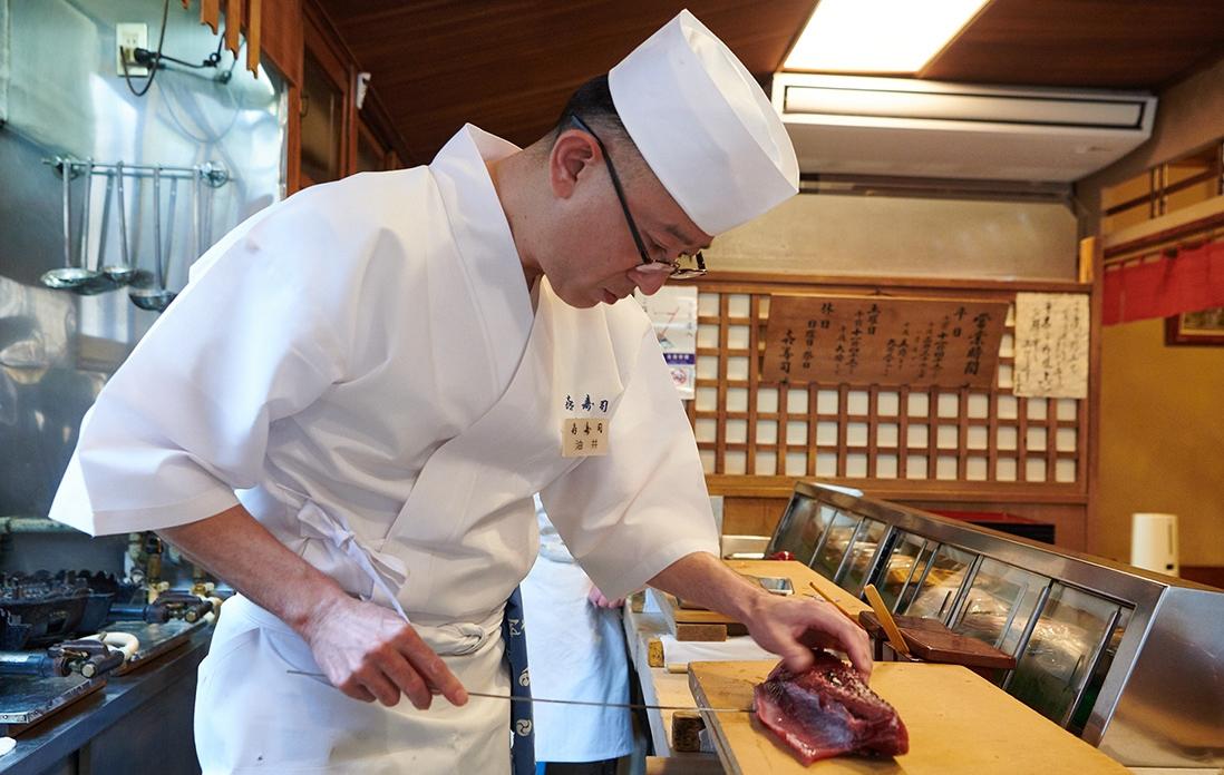 「炙ると生とは違う風味を愉しめます」と四代目の油井一浩さん。