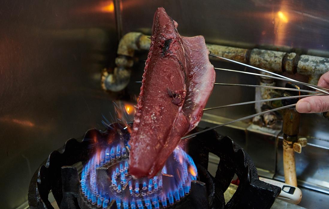 皮目をさっと炙っていく。