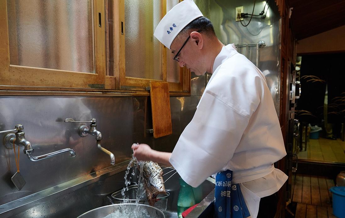 火が入りすぎないよう、すぐに水をかけて冷やす。