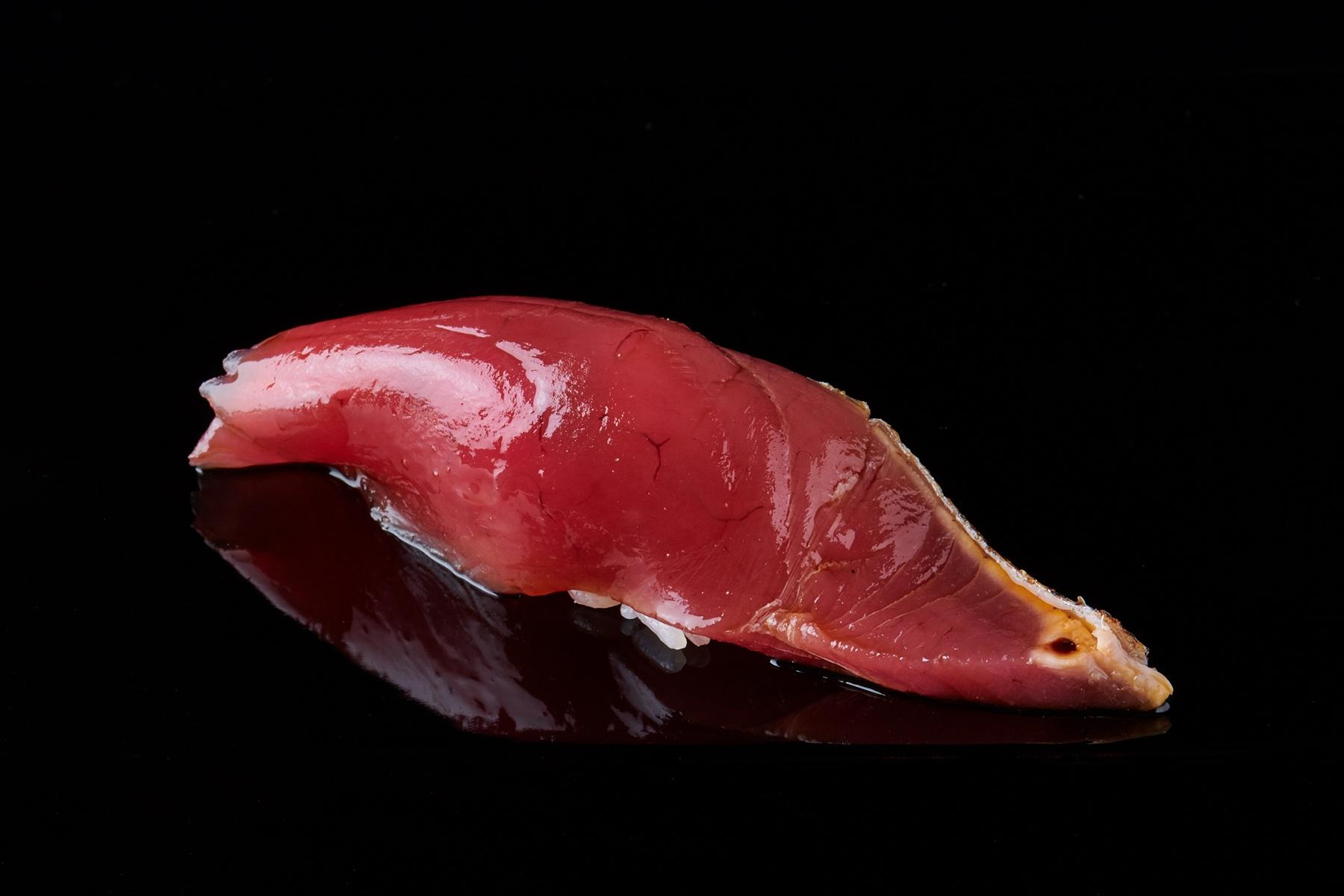 憂いをおびた潤いのある身。初夏の鰹はマグロに代わる赤身の主役だ。