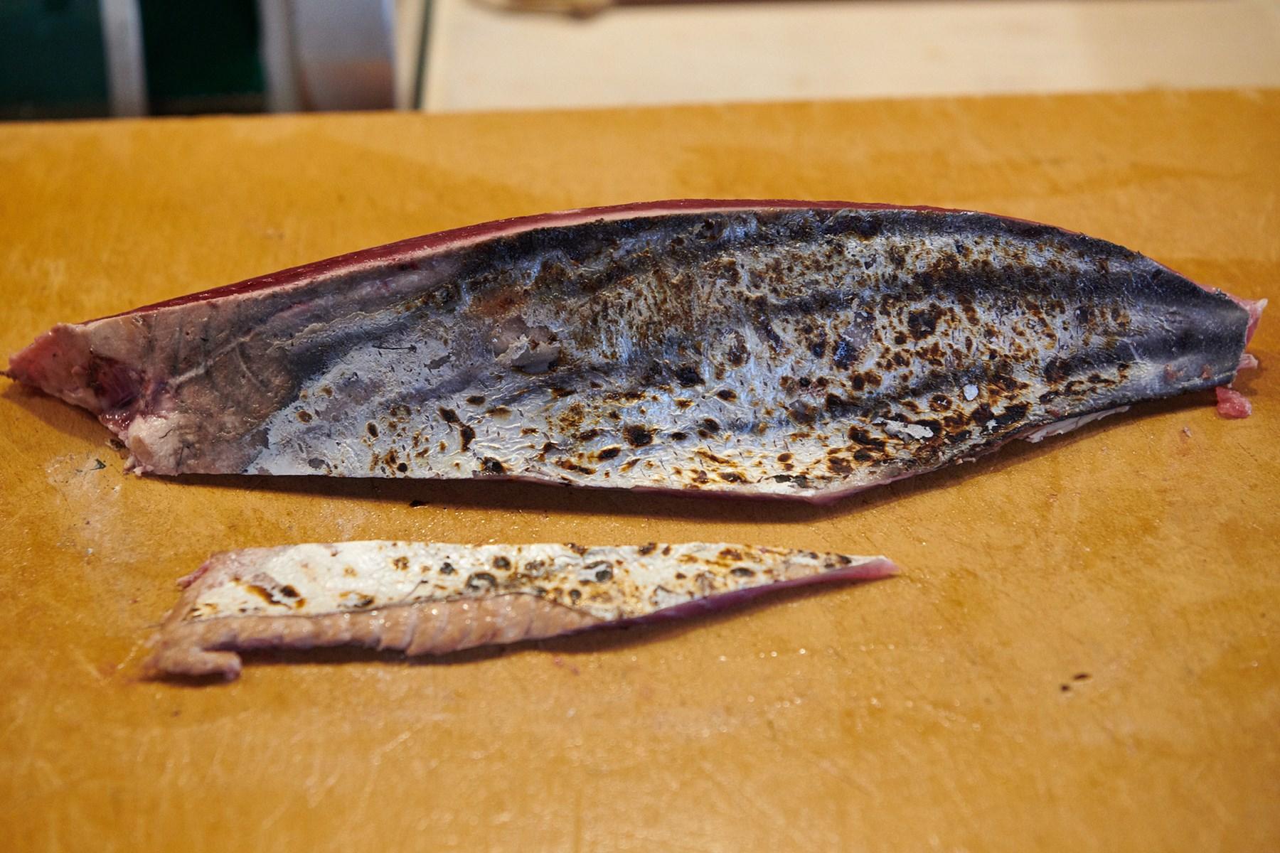 炙ったハラスは、そのまま食べても、握りにしても美味。