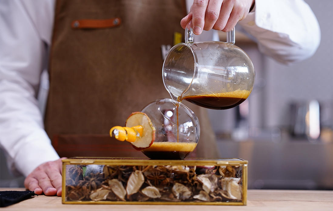 グラスに注ぐ。