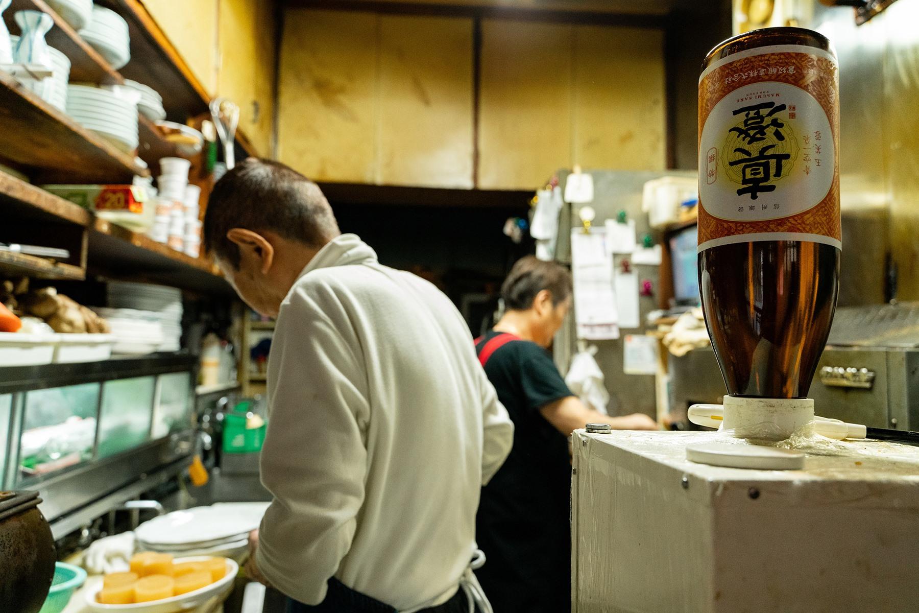 最後の夜は予約で満員。感傷的な気分に浸っている余裕などないと言わんばかりに、淡々と準備を進めていく。真澄もいつもの場所で夜を待つ。