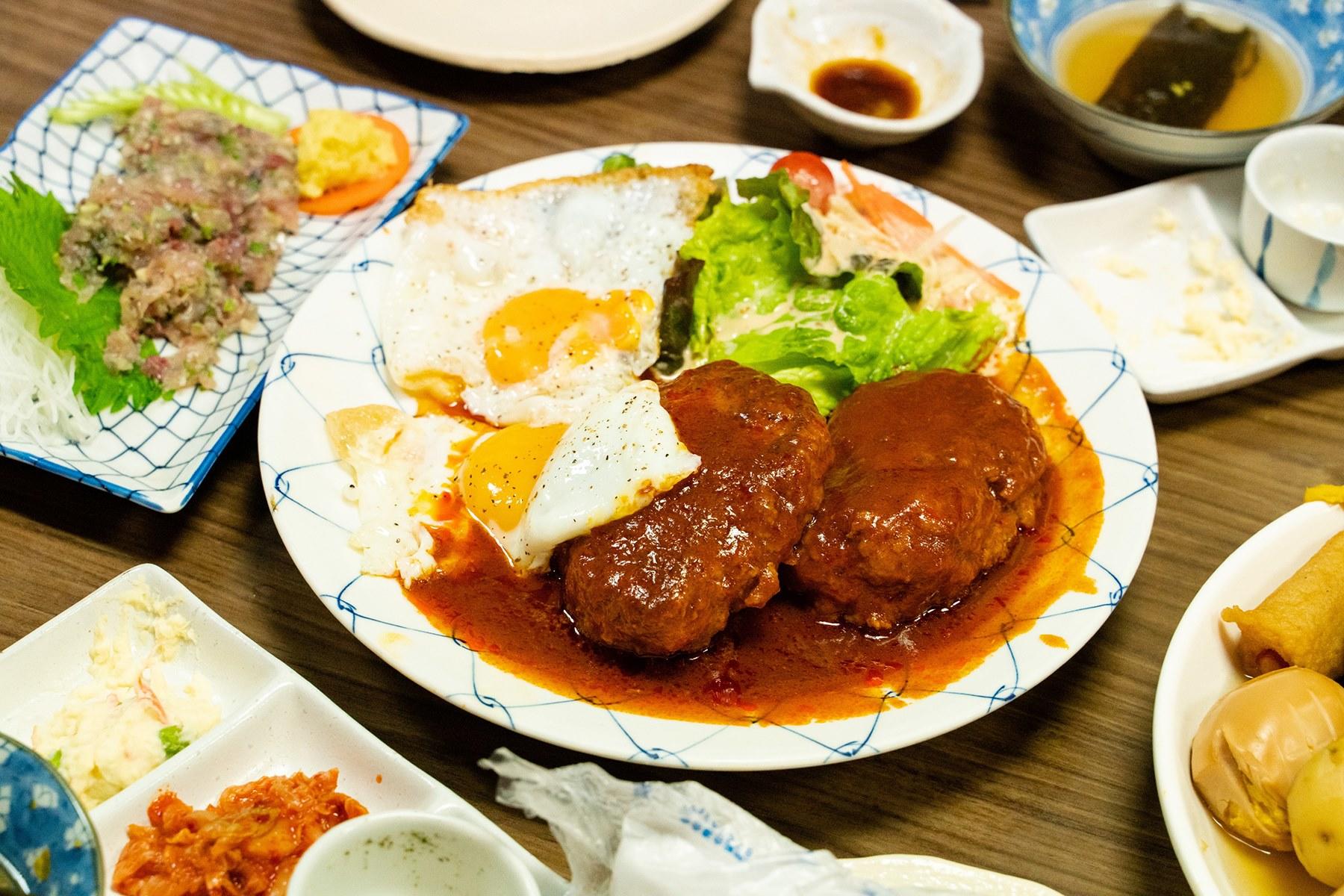 晴江さんのハンバーグがしばらく食べられなくなる。そう思うと、ついつい注文。刺身とハンバーグが並ぶのも「真澄」ならではである。