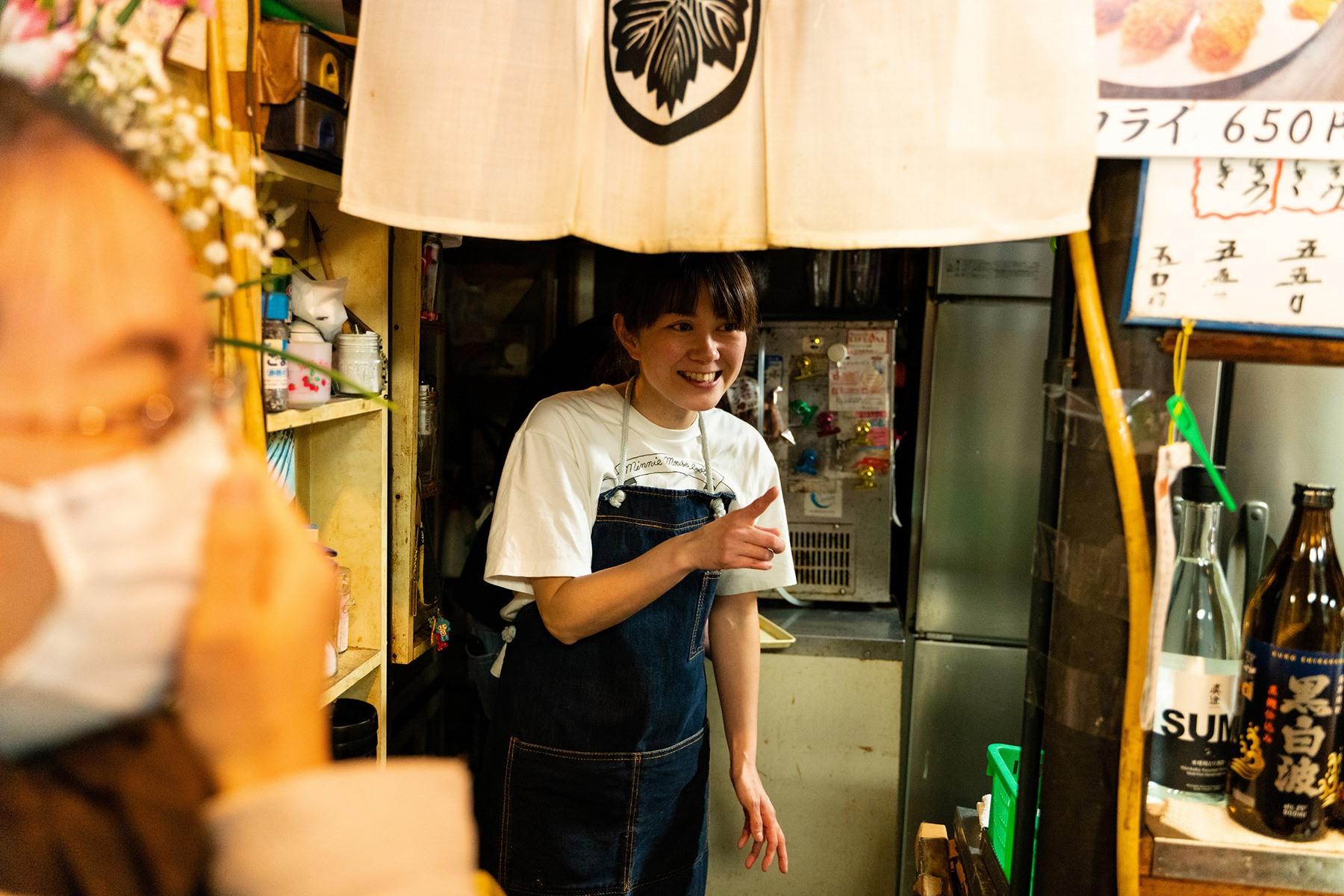 律子さん、厨房から客席まで行ったり来たりの大忙し。常連さんの昔話で笑う律子さんは、看板娘という言葉が本当によく似合う。
