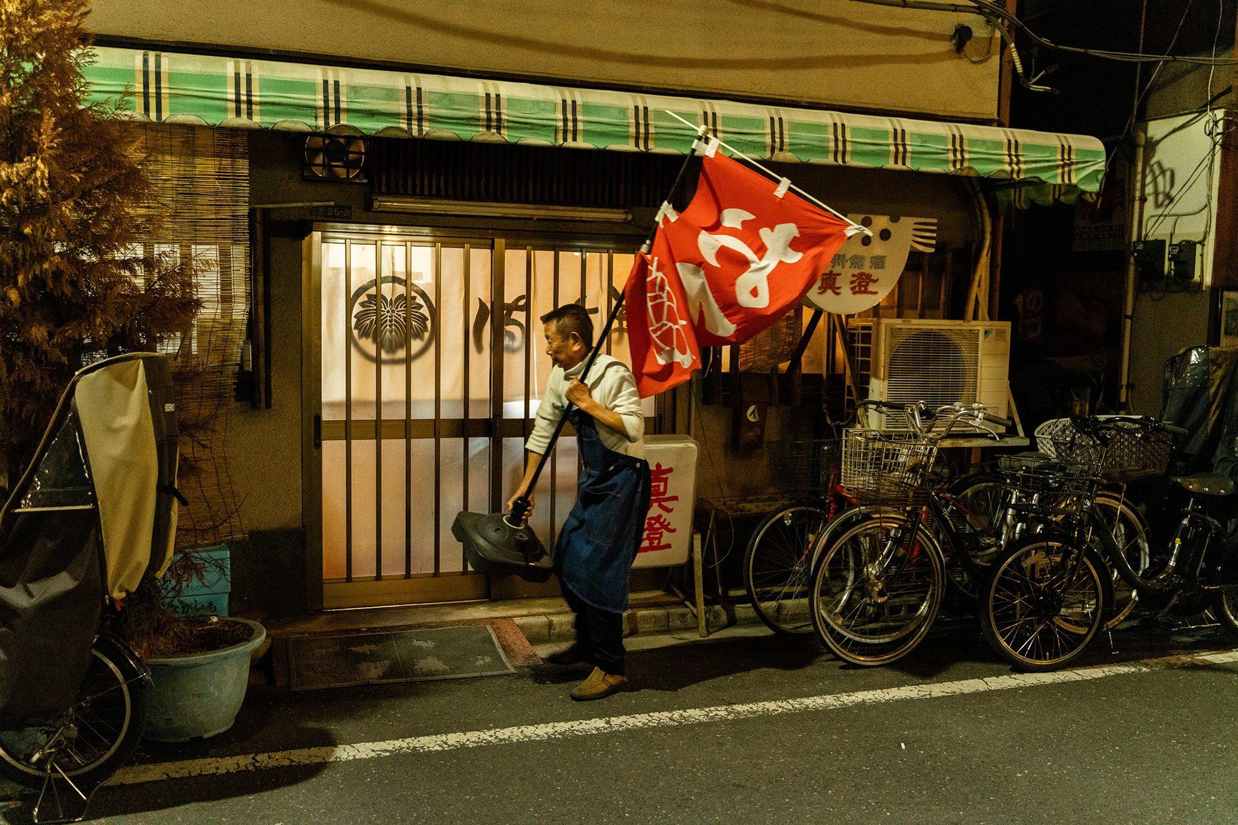 誰も帰ろうとしないけれど、店仕舞いの時間となる。暖簾も幟も閉まって、いよいよ本当のお別れの時間が迫ってくる。