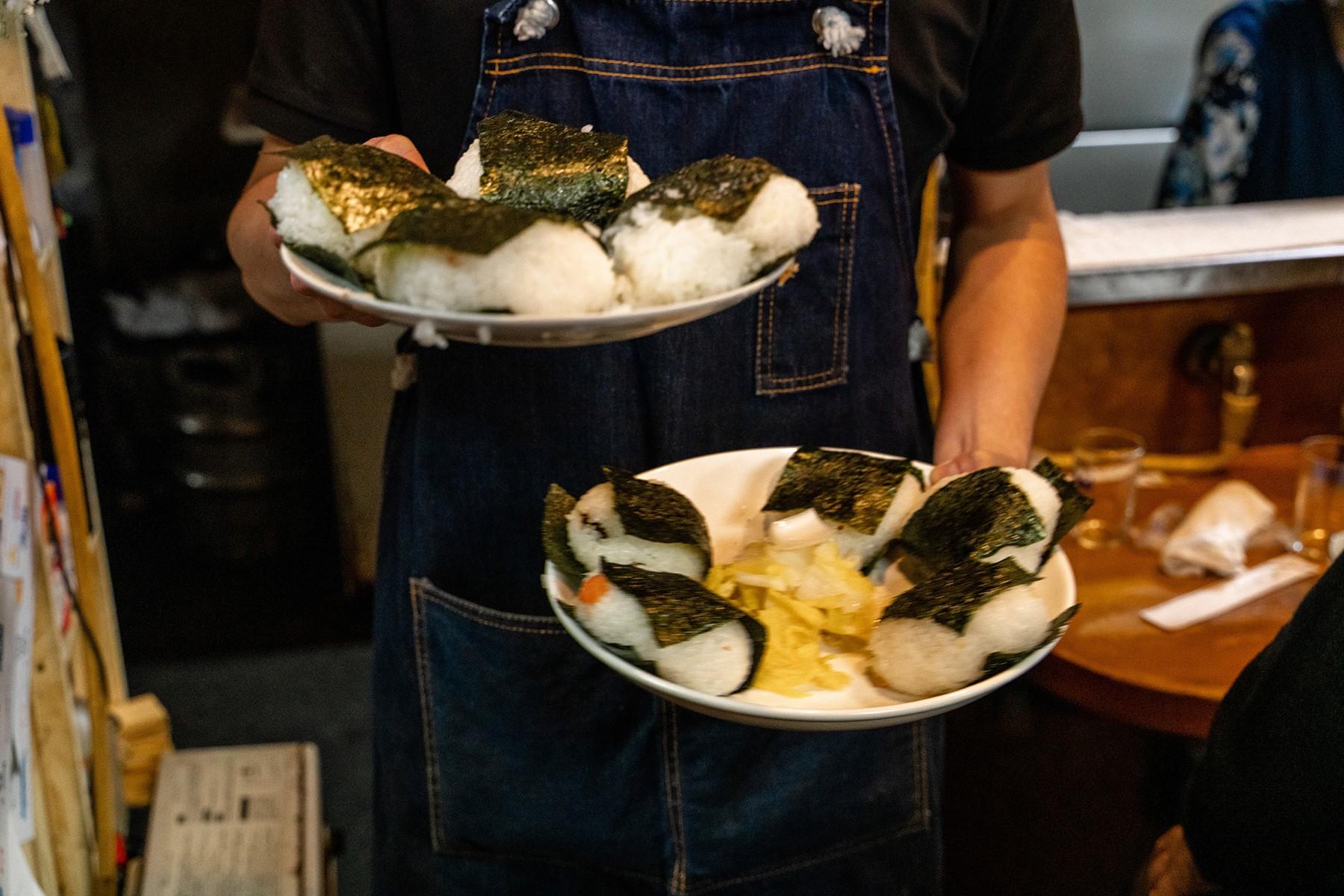 最後の晩餐は、大きなおにぎり。料理の材料も底をつき、売り切れ御礼。けれど、酒はあるからね。最後の夜はまだまだ終わらない。