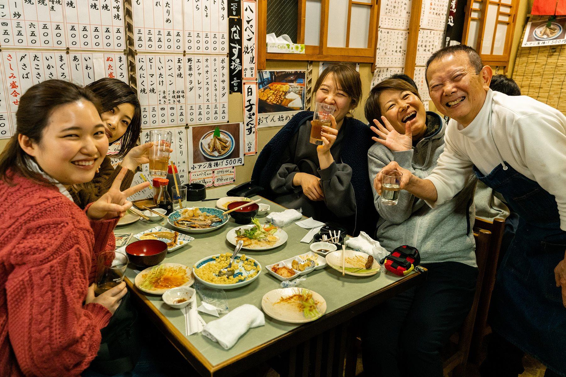 料理が終わって、お役御免の茂夫さん。厨房を飛び出して、コップ片手に客席を回って乾杯を繰り返している。ご機嫌。