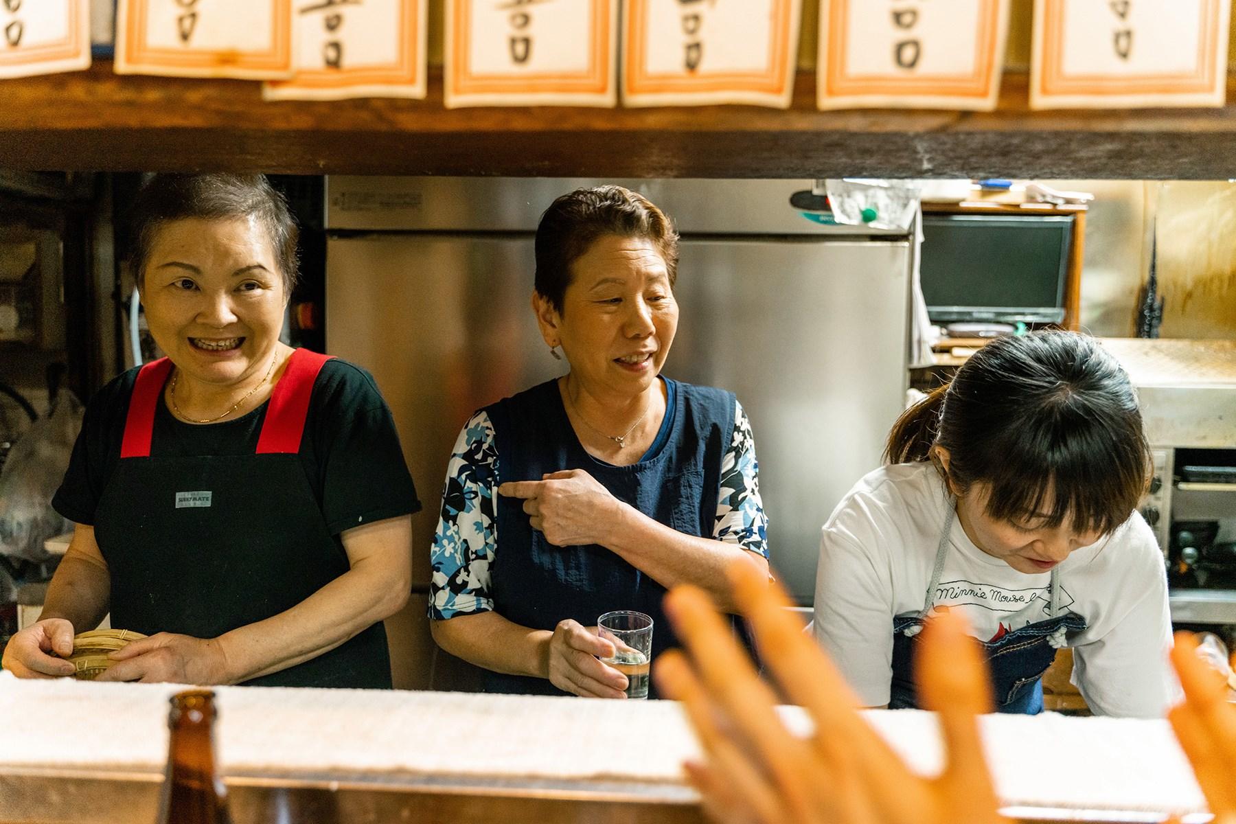 厨房の中では、晴江さん、真澄さん、律子さんが片付けに精を出している。カウンター席の常連さんと、話しながら。