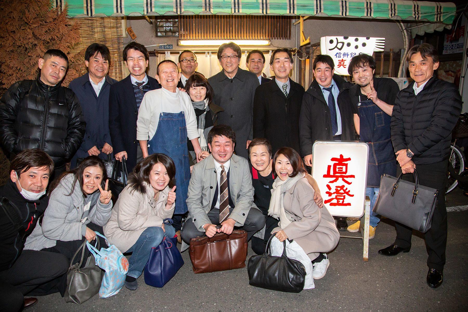 日付けが変わる前に、お開きとなった。茂夫さん、晴江さん、祐太郎さんが見送りに出ると、決まって記念撮影。卒業式を彷彿させる風景。