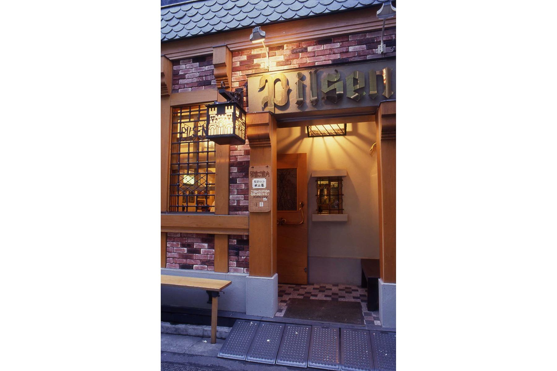 銀座6丁目に店を構えていた「ピルゼン」。「ビヤホールライオン」と共に、銀座を代表する酒場として知られていた。