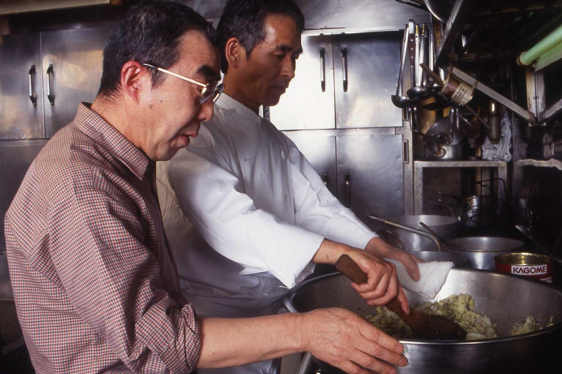 1991年の二代目店主斉藤誠彌さんと、料理長の細井光明さん。
