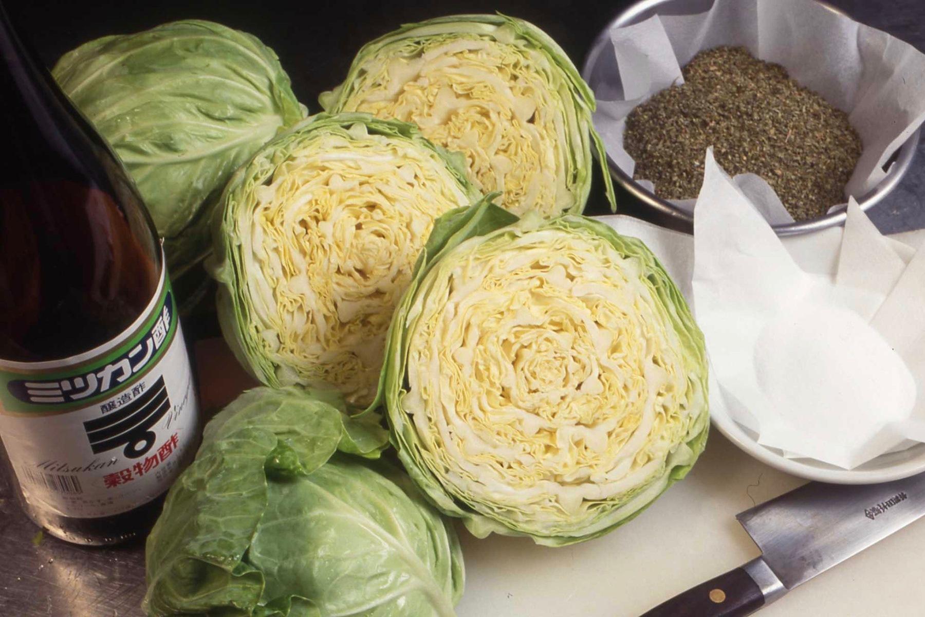 ザワークラウトは、キャベツの量を多くしてつくると、歯応えと甘味が増して、おいしくなる。