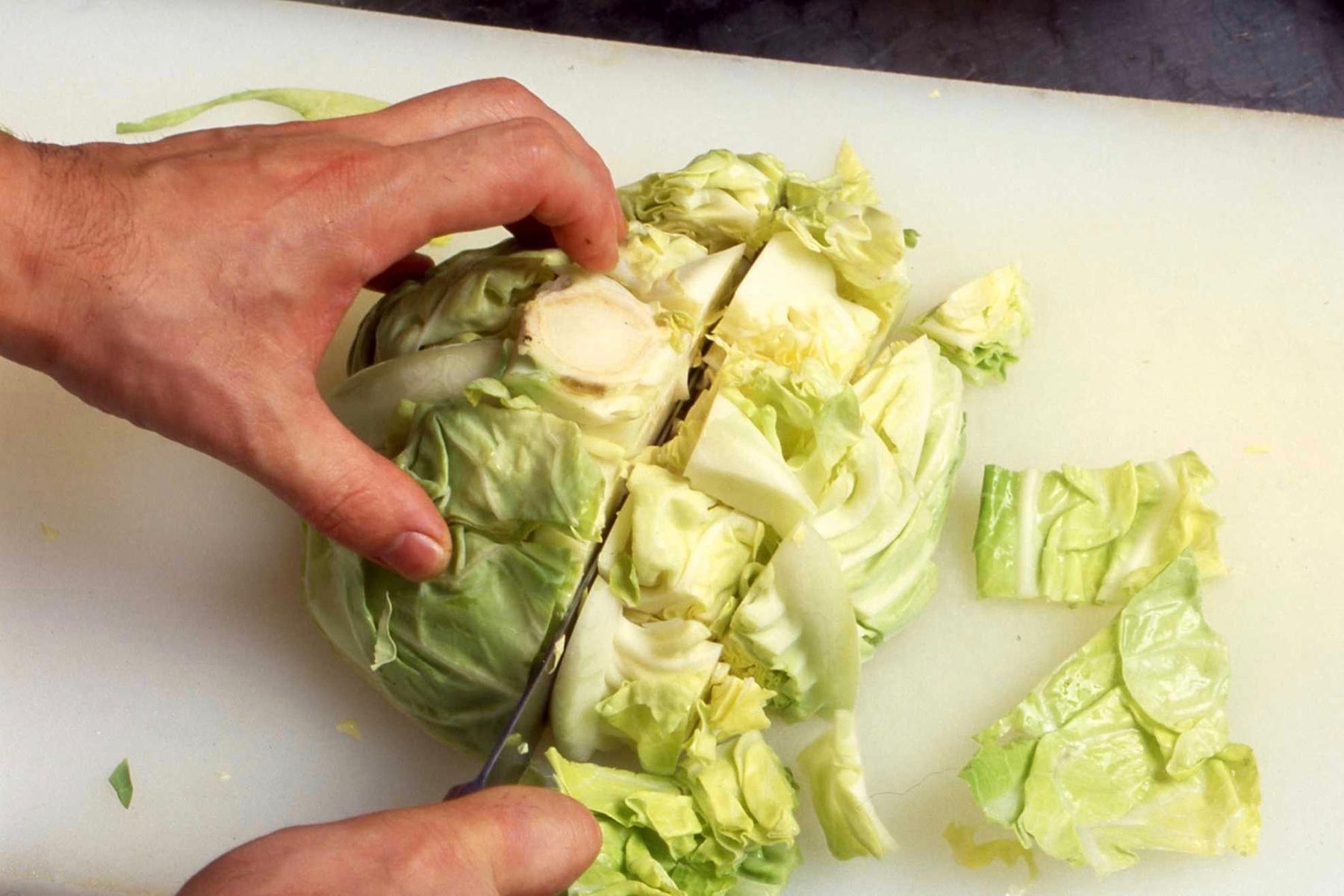 キャベツを丸ごと洗い、水気を取ったら横半分に切る。