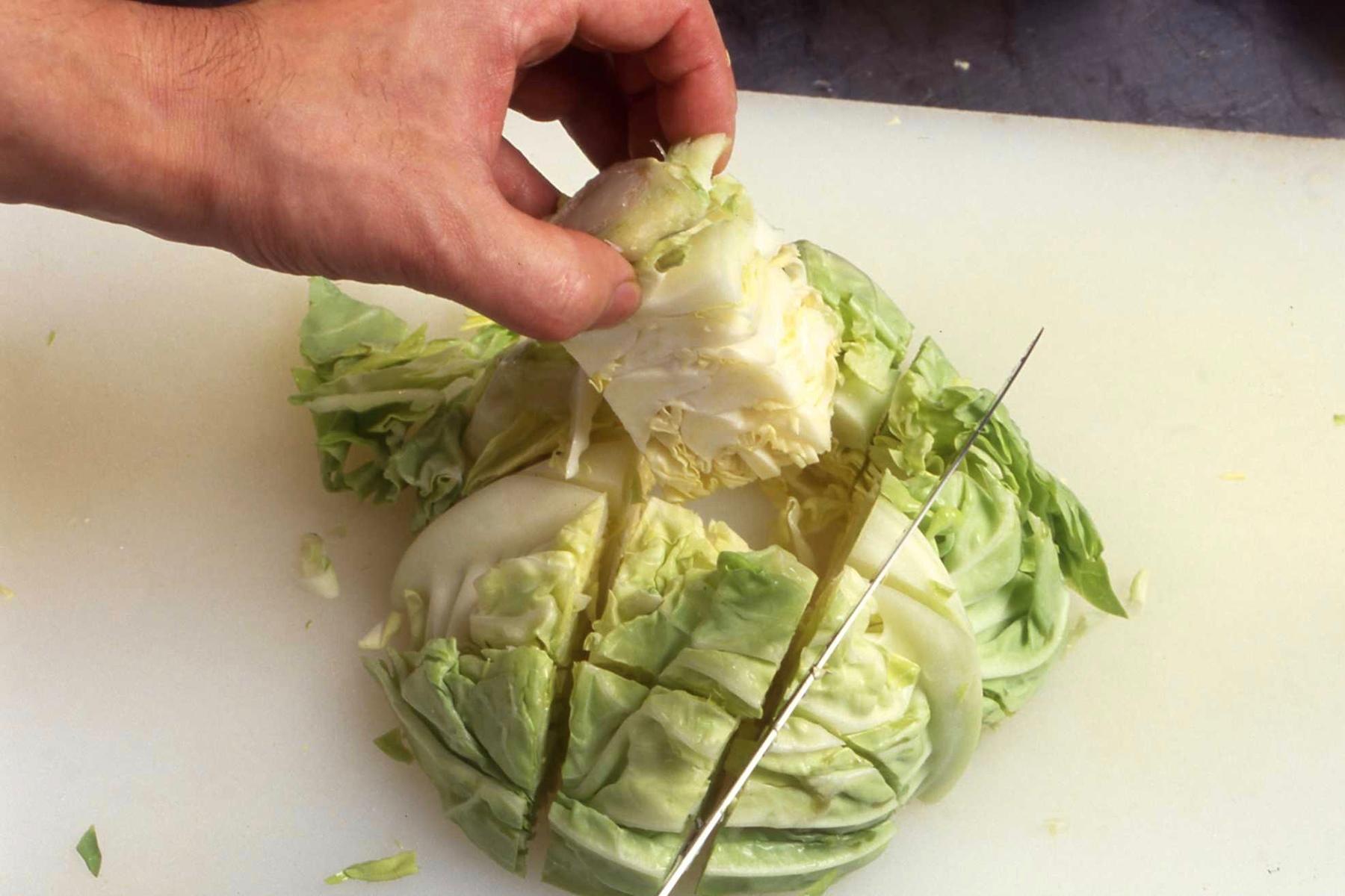 5cm角になるようにザク切りにして、芯の部分だけを取り除く。