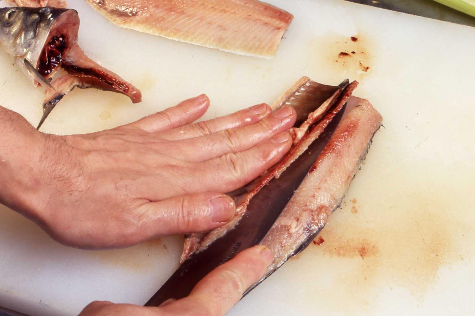 ニシンの頭を落として内臓をきれいに取り除き、3枚におろす。