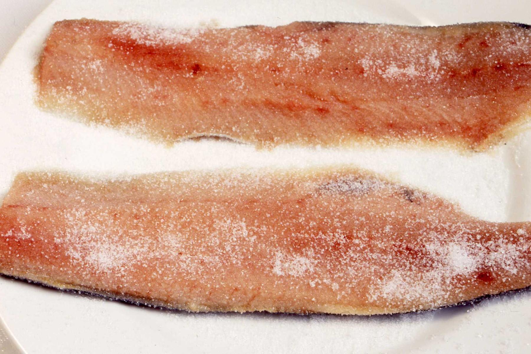 ニシンの頭を落として内臓をきれいに取り除き、3枚におろす。