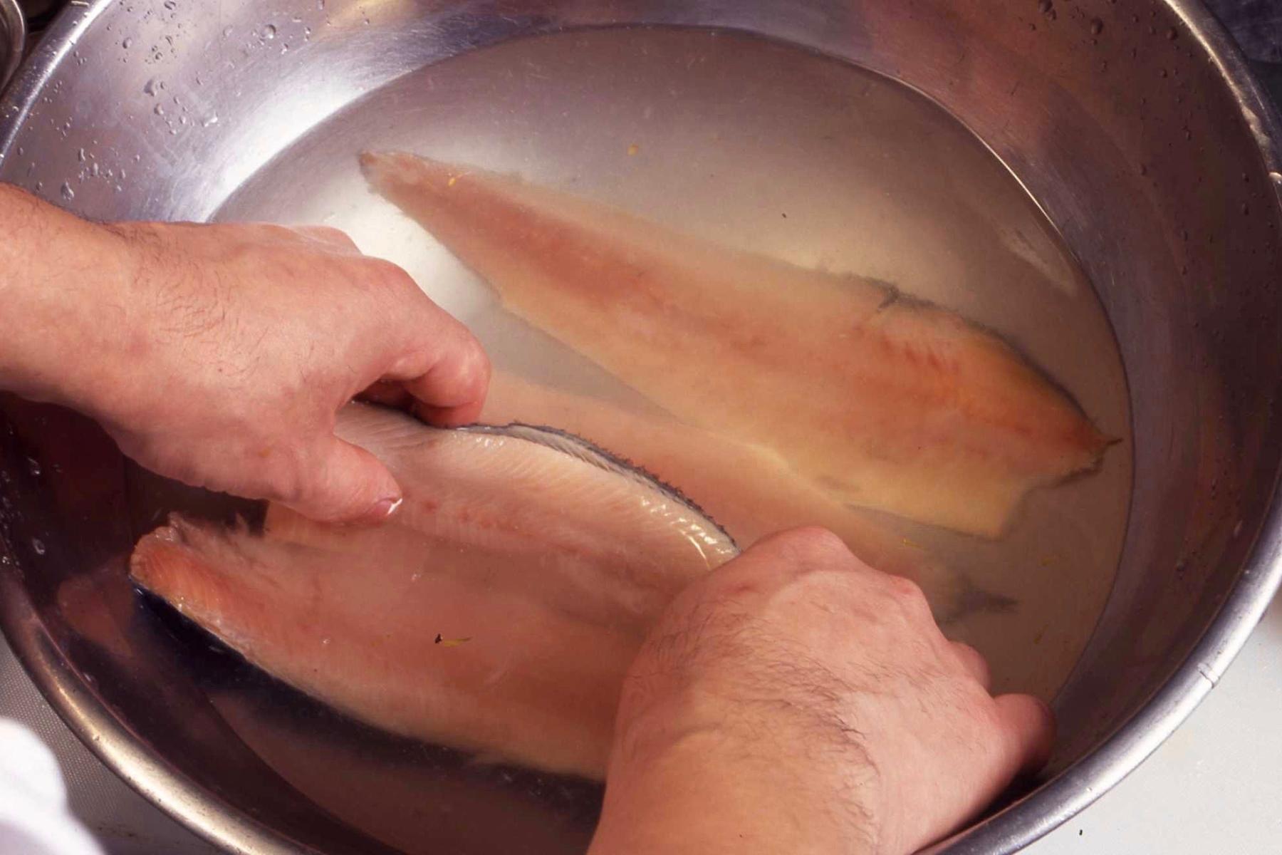 塩漬けしておいたニシンを酢(分量外)でよく洗い、表面の塩を洗い落とす。