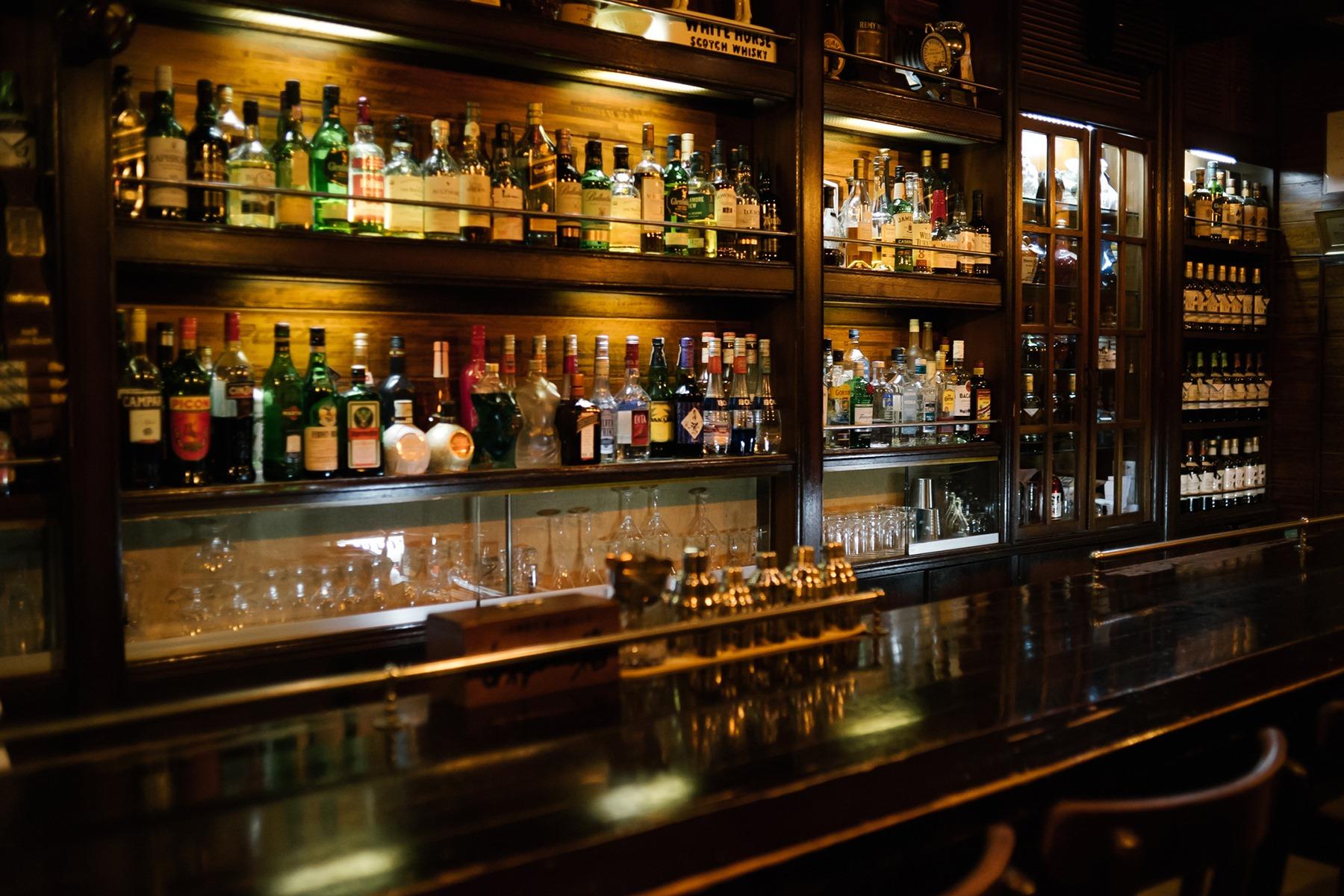 凛としたバーの佇まい。バックバーには磨かれた酒瓶が並ぶ。