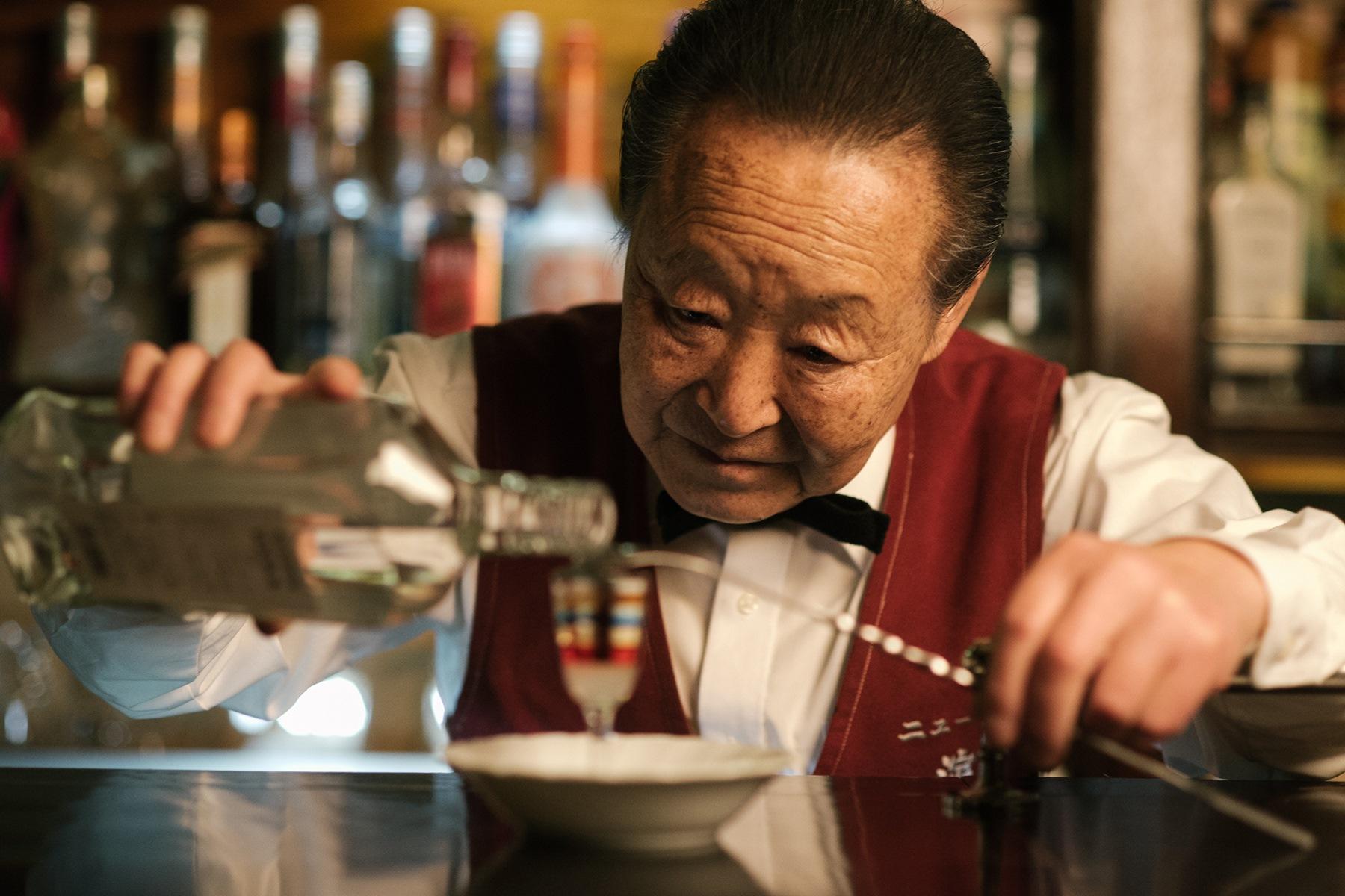 表面張力を見極め、ぎりぎりまで注いでいく。