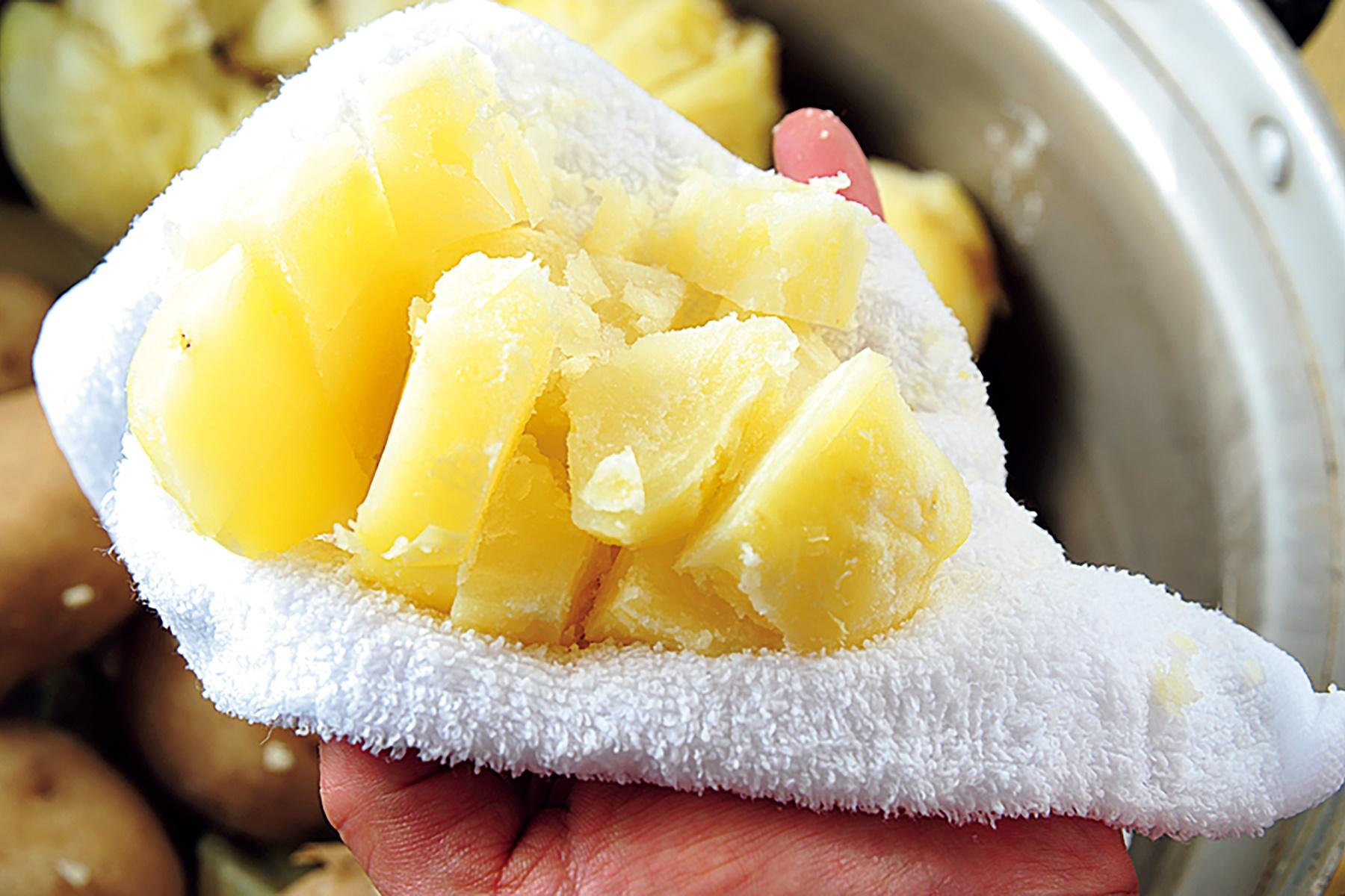 火傷をしないよう、タオルなどを使ってじゃがいもの皮をむくとよい。