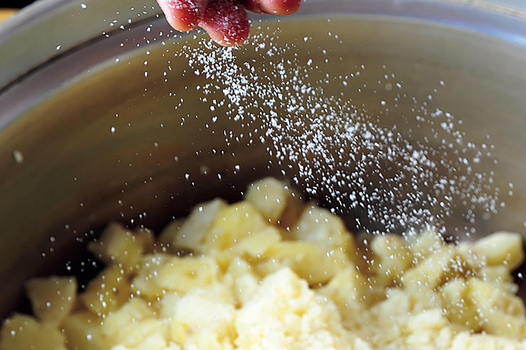 ゆでたじゃがいもに塩と黒胡椒を効かせると、マヨネーズ味がぼやけない。