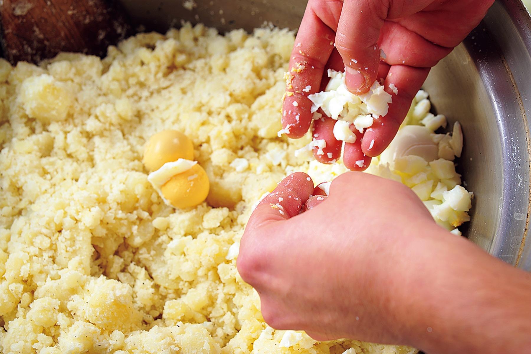 手でちぎって加えるゆで卵は、全体をまろやかにして、ほっとする味わいにまとめてくれる。