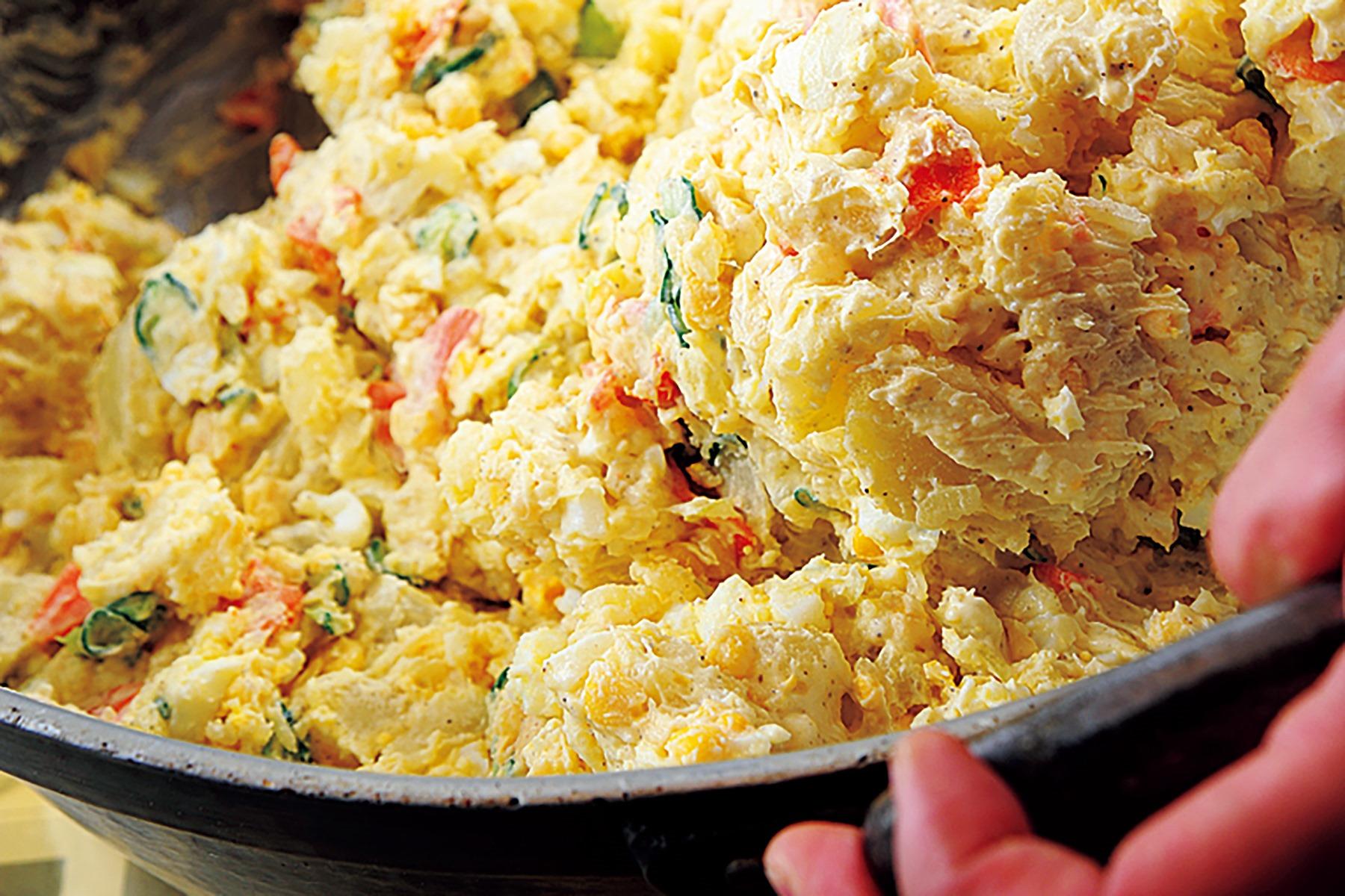 黒胡椒は挽きたてを使って、香り高く仕上げる。