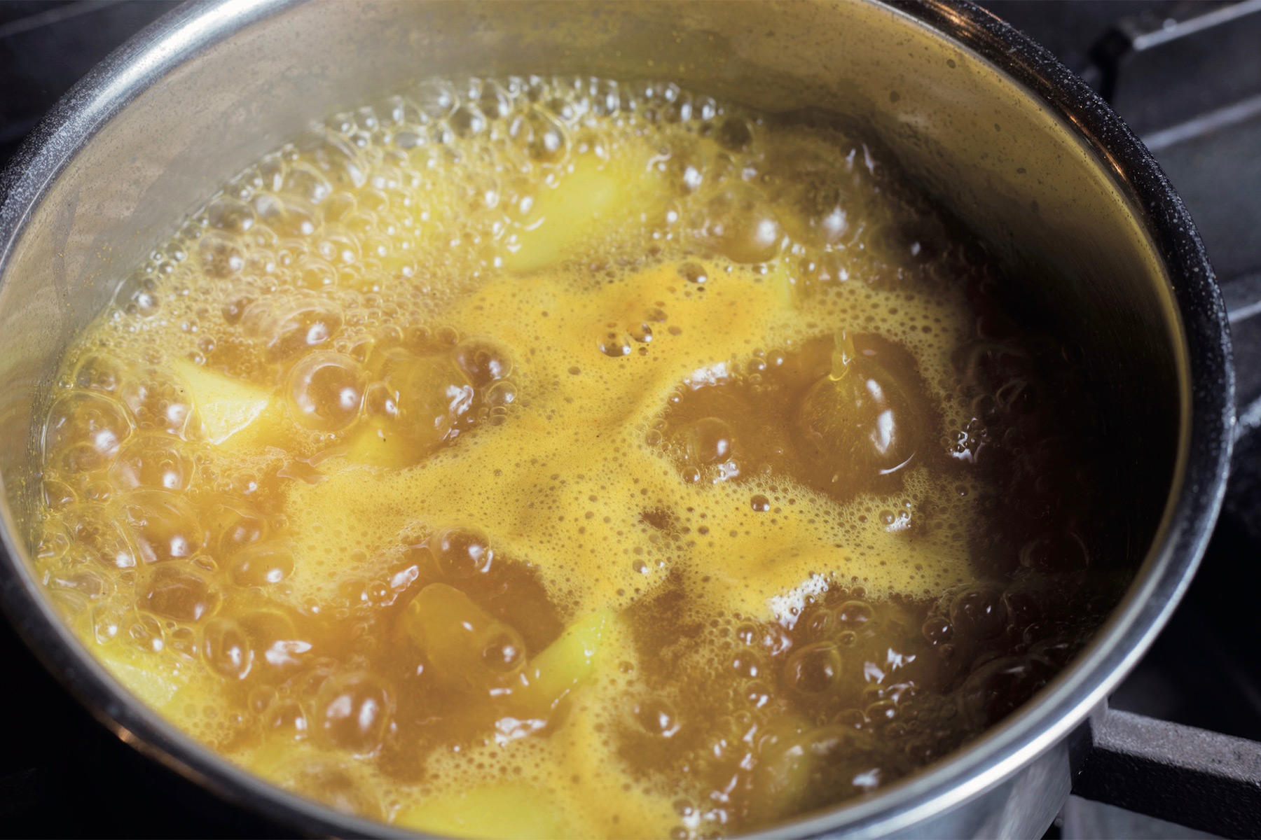 カレー粉を入れてじゃがいもをゆでる