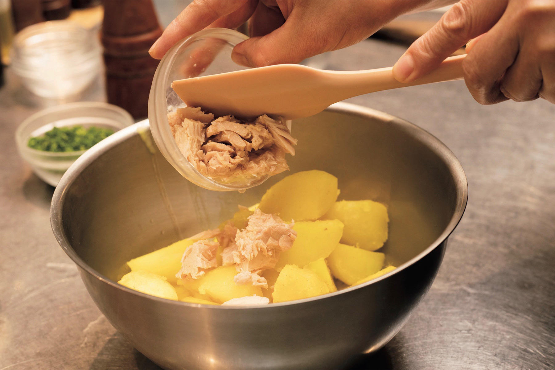 玉ねぎ、レモンとじゃがいもを混ぜる