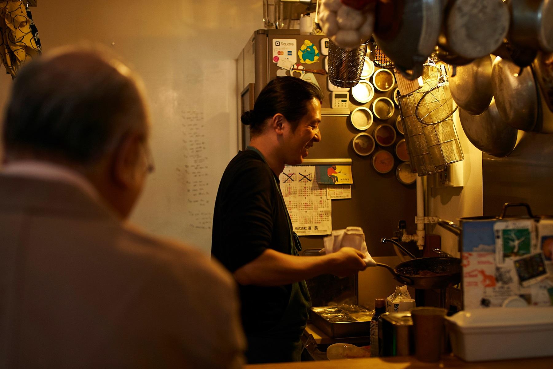 キッチンを囲むカウンター席。料理のライブ感が感じられます。