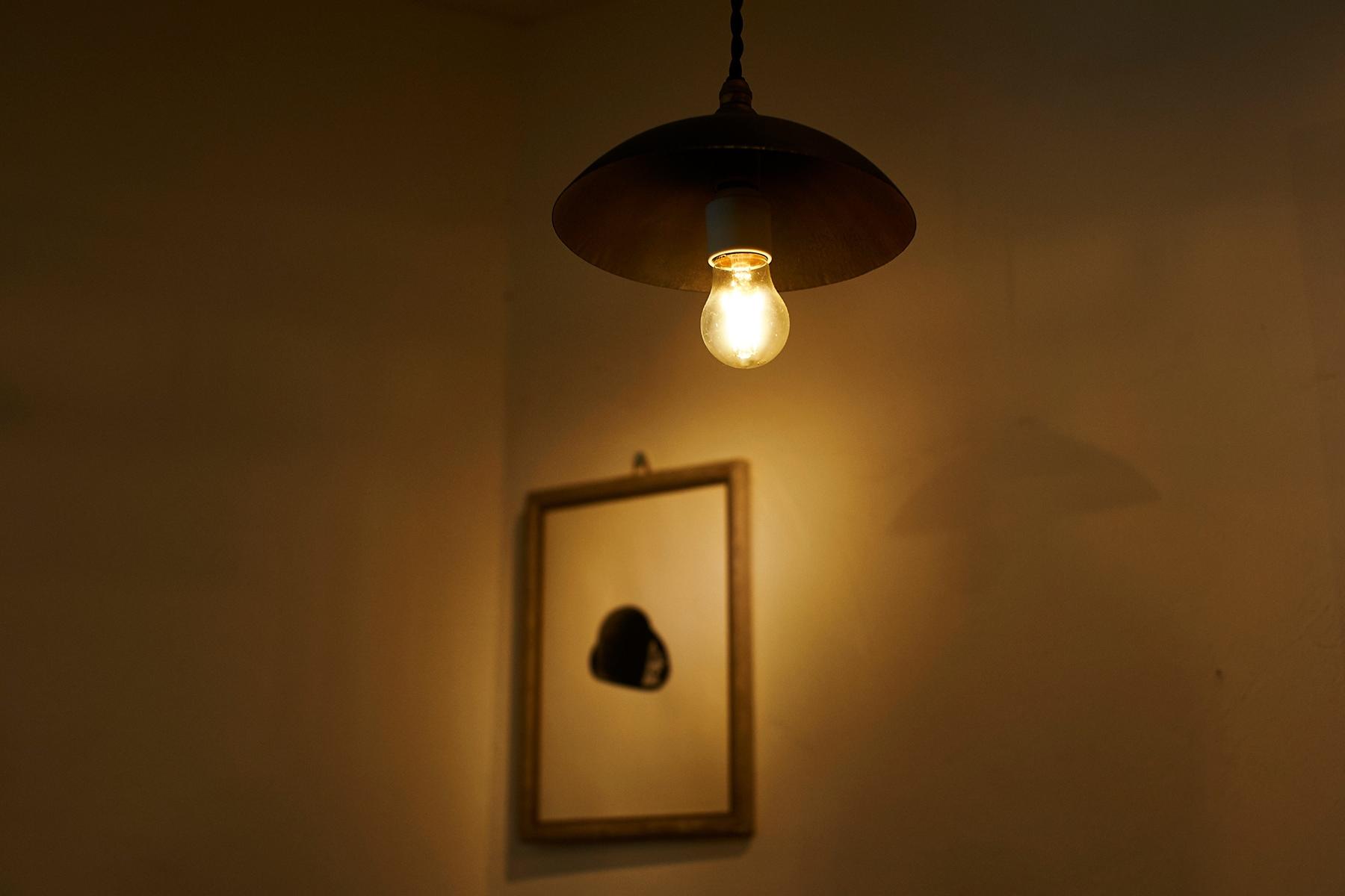 ランプや飾られる絵はブロカントのような雰囲気が漂います。