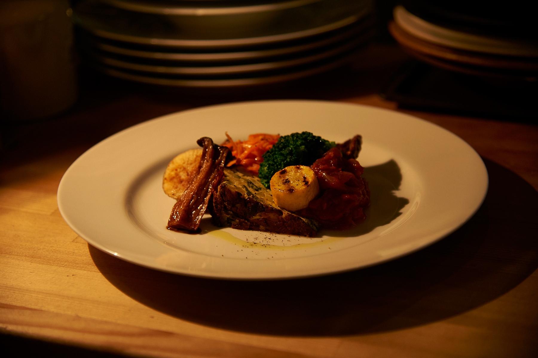 前菜盛り合わせ1,200円。この日は季節の野菜のグリルにマリネ、揚げ物、玉ねぎのタルト、オムレツ。ワインが進んでしまいます。