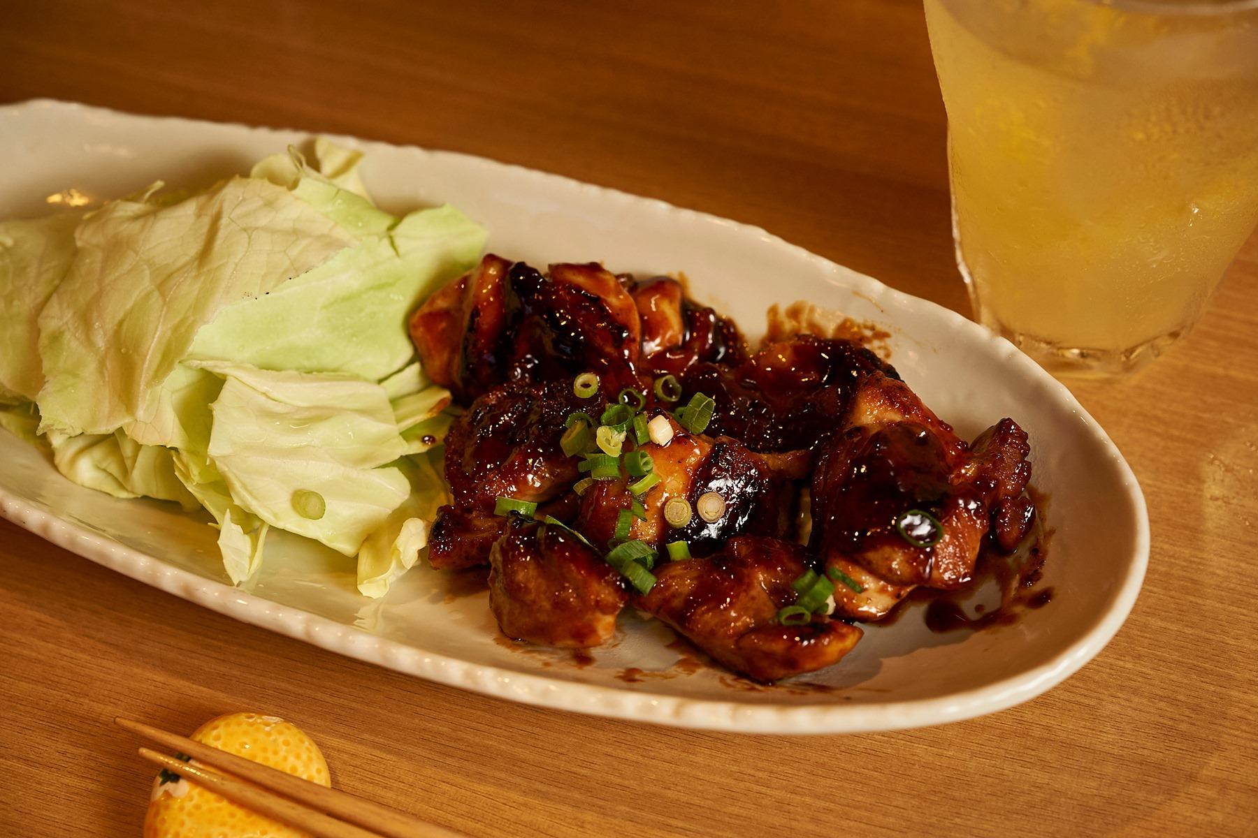 今治風やきとり680円は、串に刺さずキャベツを添えて。