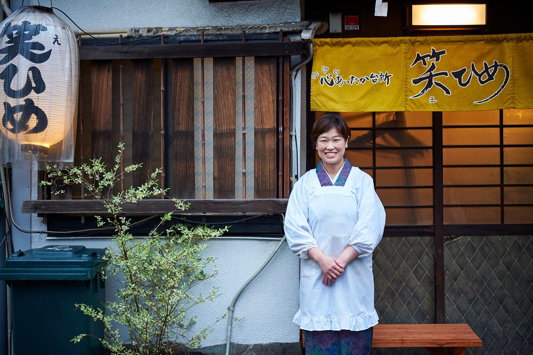 女将の遠藤美香里さん。着物に割烹着でもてなしてくれます。