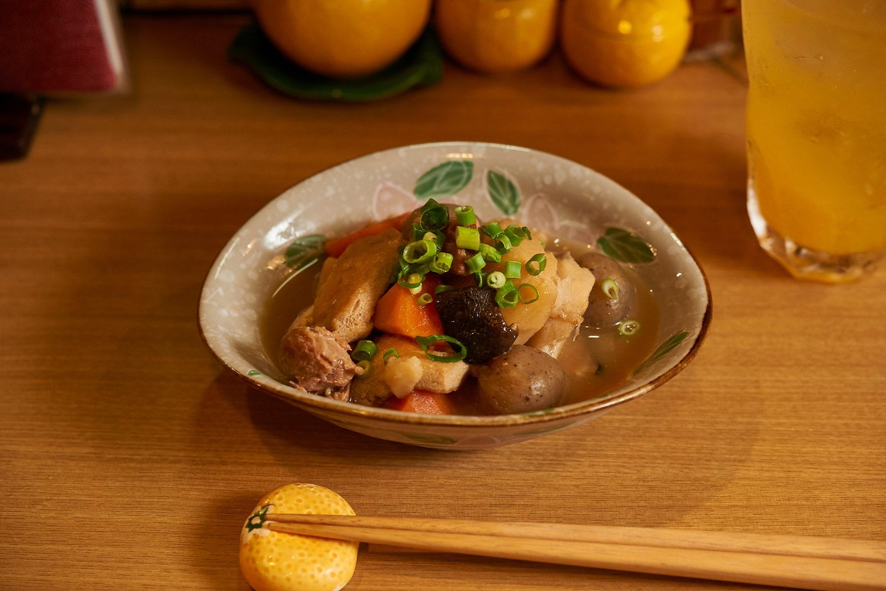 いもたき580円は、汁が飲めるほどの穏やかな味付け。