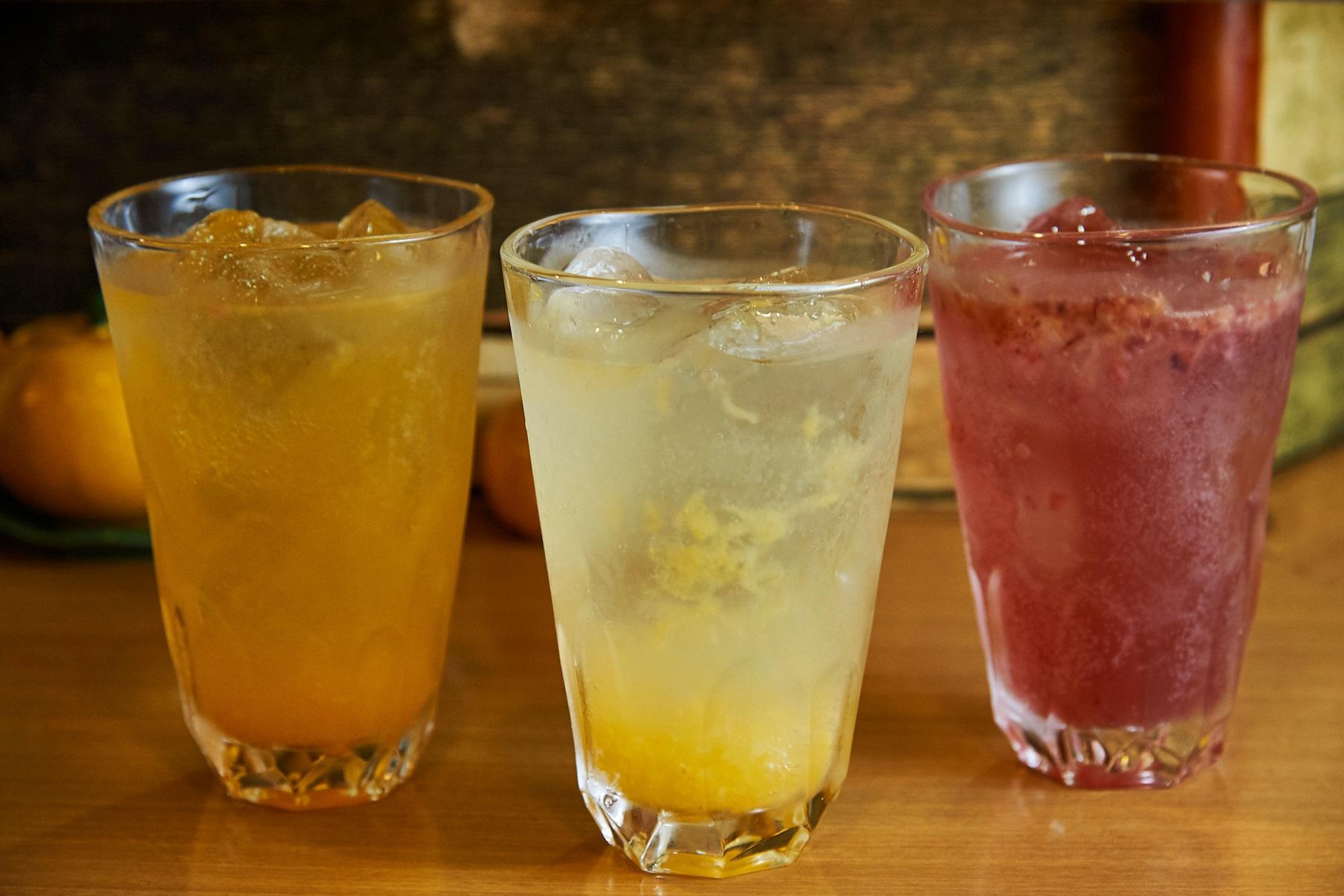 この日の柑橘サワーは、清見、伊予柑、ブラッドオレンジなどざっと7種。女将の実家で育てられたものも使われています。