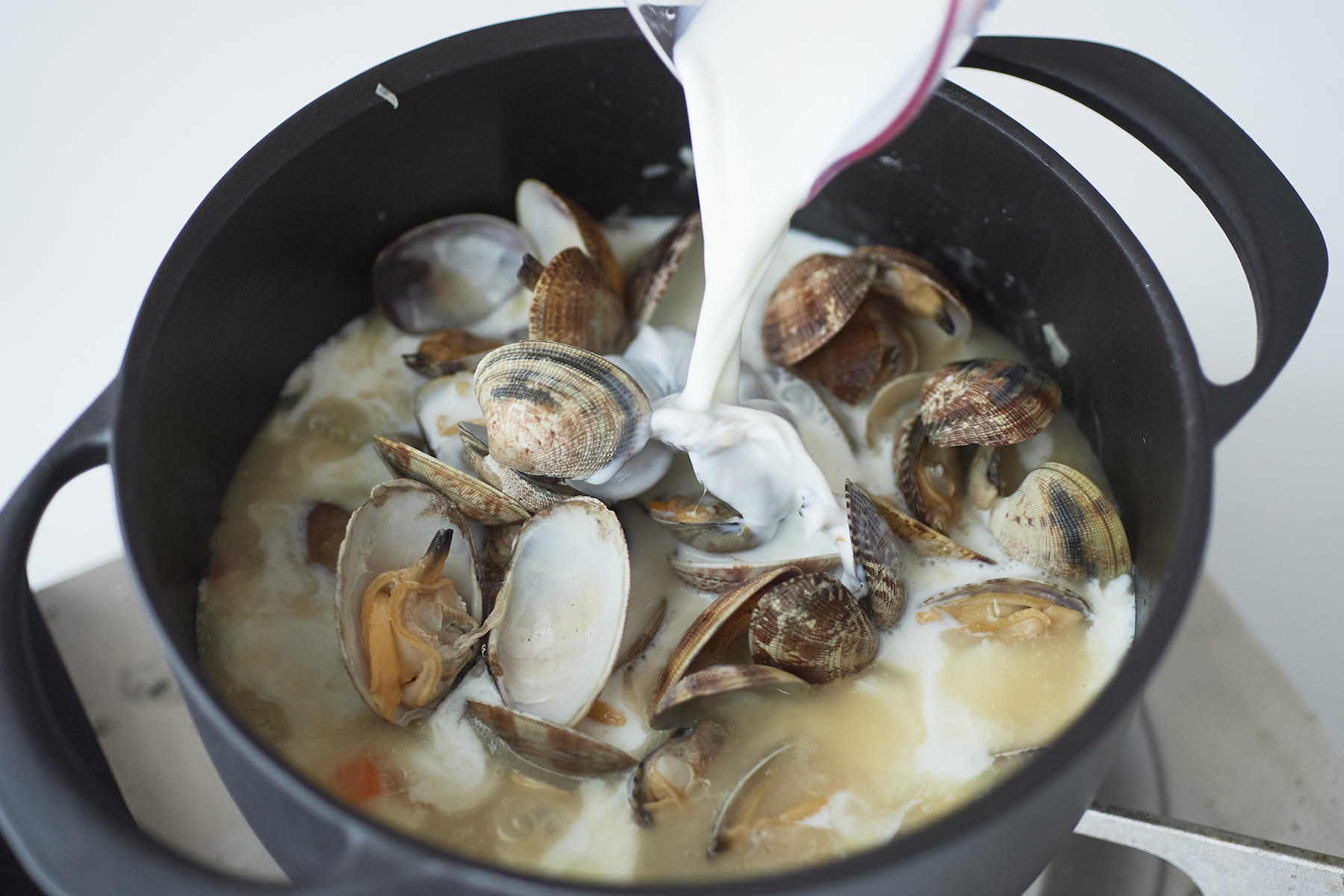 牛乳を加えたら、脂肪分が分離しないようにあまり煮立たせない。