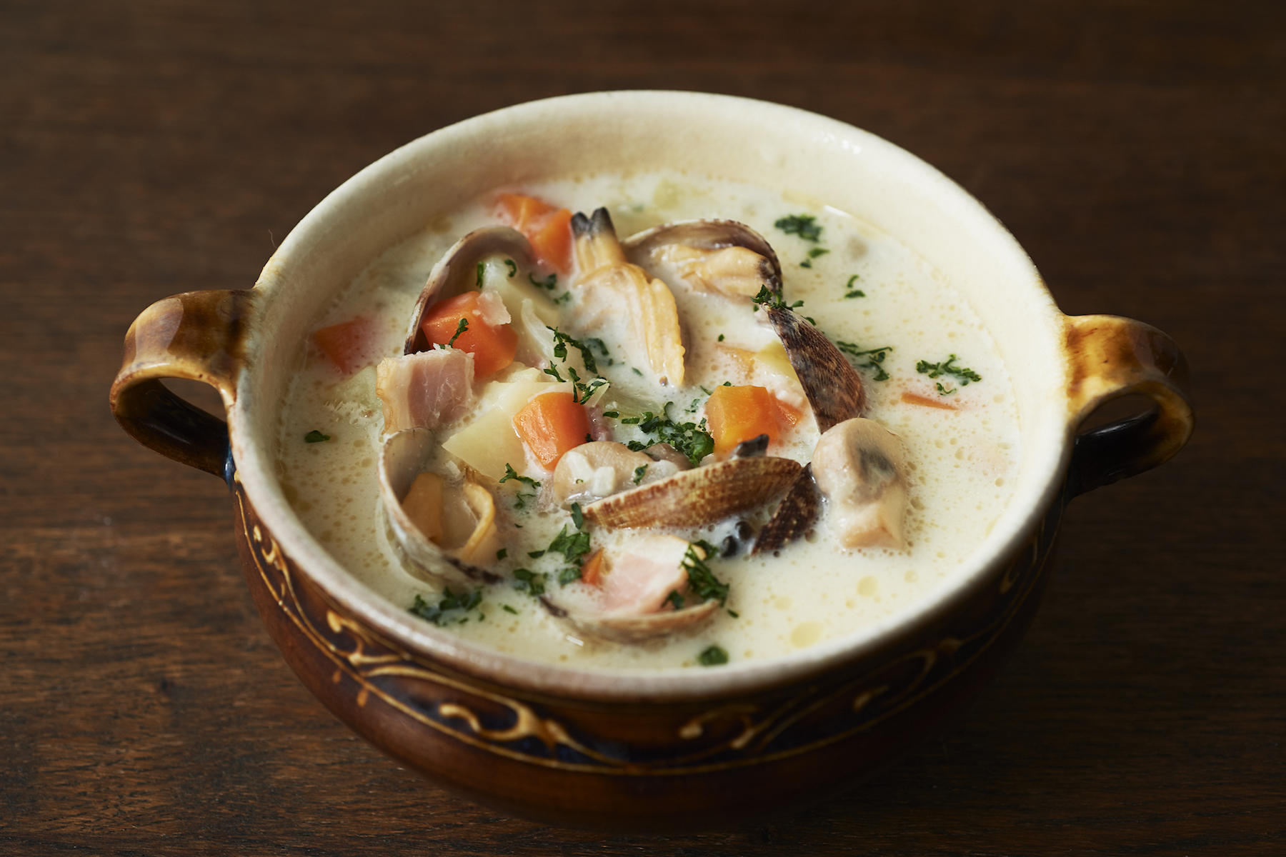 パセリと砕いたクラッカーを散らすと、彩りと食感が良くなります。