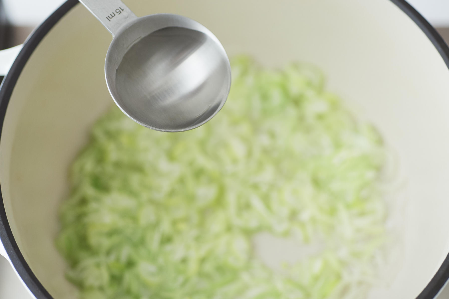 長ねぎを少量の水で煮ることで、炒めるよりも早く火が通る。