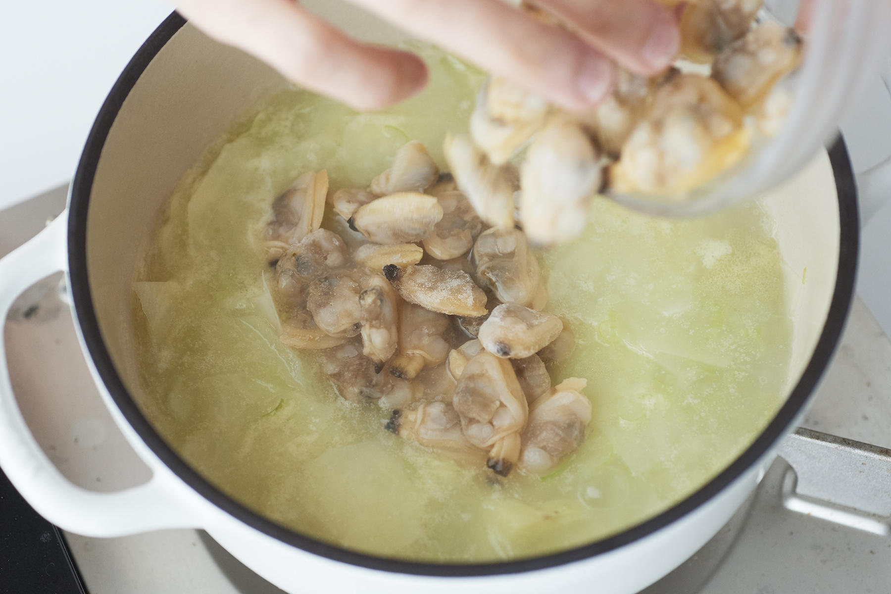 あさりのむき身は、凍ったままでOK!