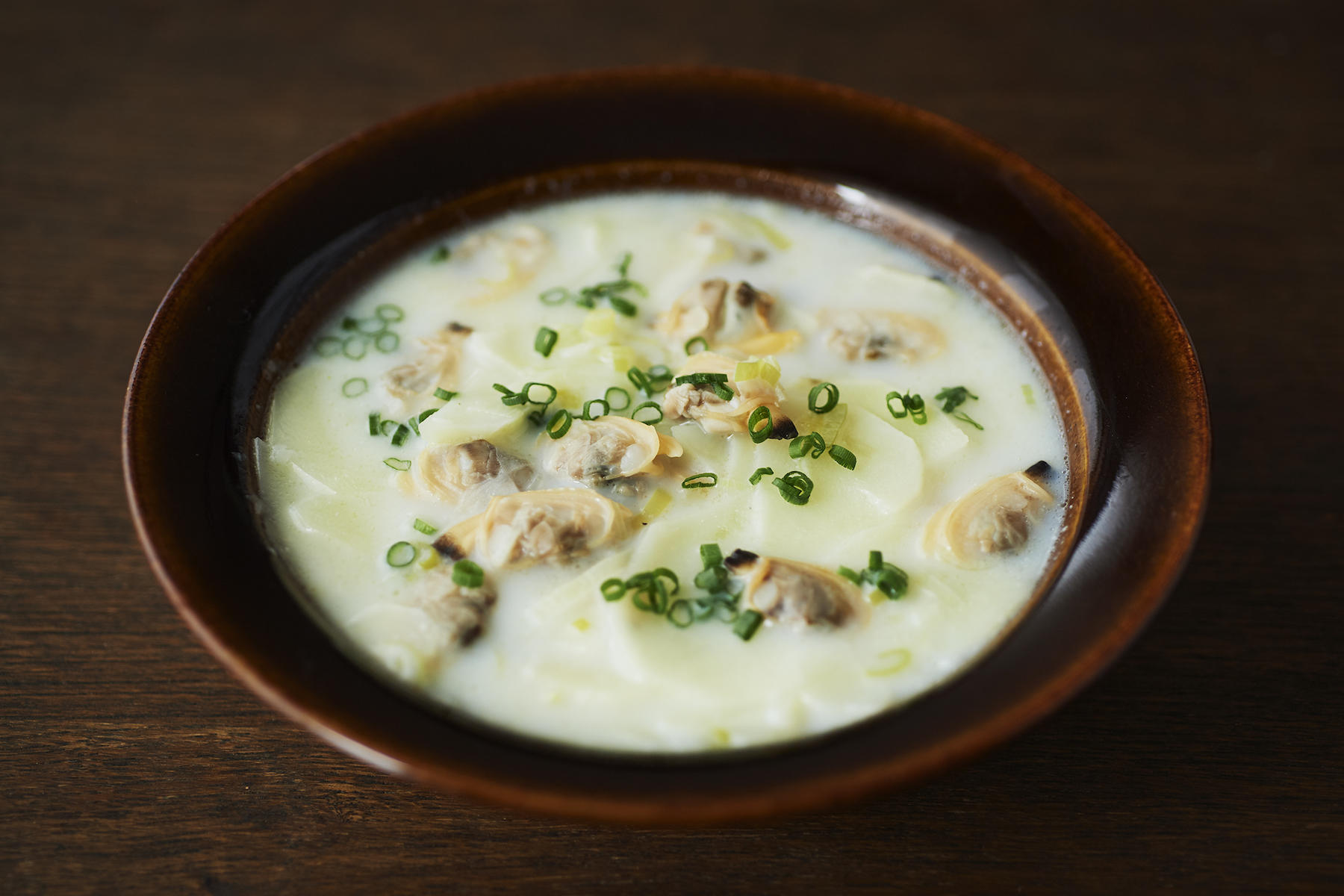 牛乳を生クリームに代えると濃厚でリッチな味わいになります。にんにくのすりおろしをほんの少し加えても味に厚みが出ておいしいですよ。