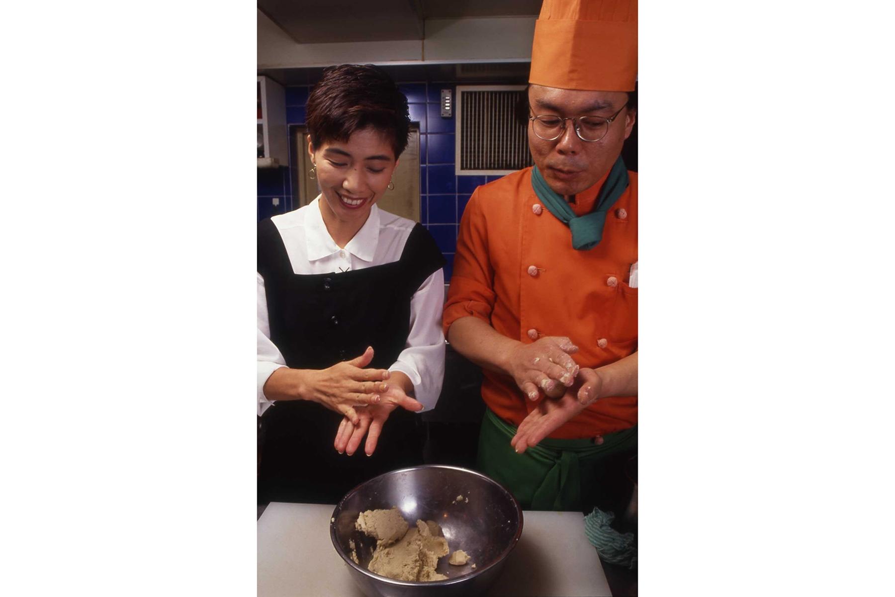 1954年大阪府生まれの庄野真代さん。メキシコには2週間ほど滞在していたこともある。著書に世界一周の旅をしたときのことを綴った『庄野真代のthe世界漫遊記』（サンケイ出版）、『庄野真代、支えあう社会を奏でたい―国境なき楽団からはじまった挑戦』（ポット出版）などがある。