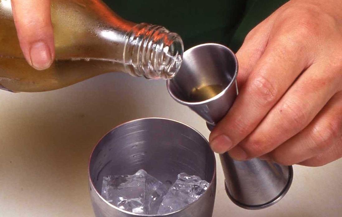 カクテルシェーカーの8分目まで氷を入れ、テキーラ、ライムジュース、ホワイトキュラソーを入れる。