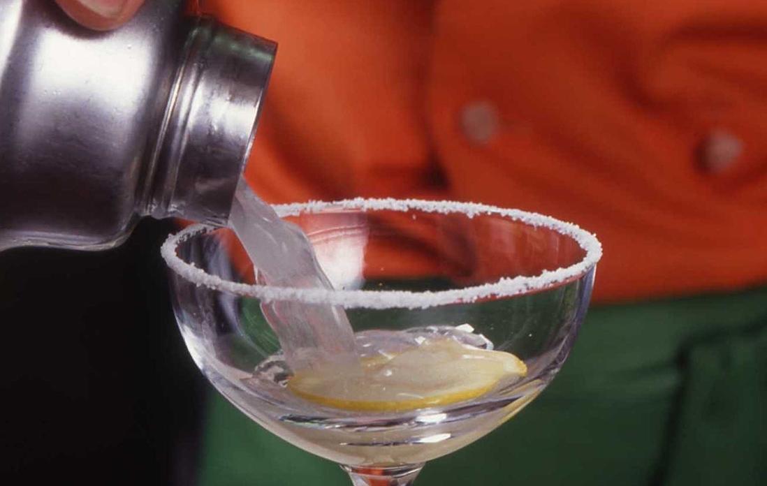 シェーカーの蓋を閉めてよく冷えるまでシェークし、カクテルグラスに注ぐ。