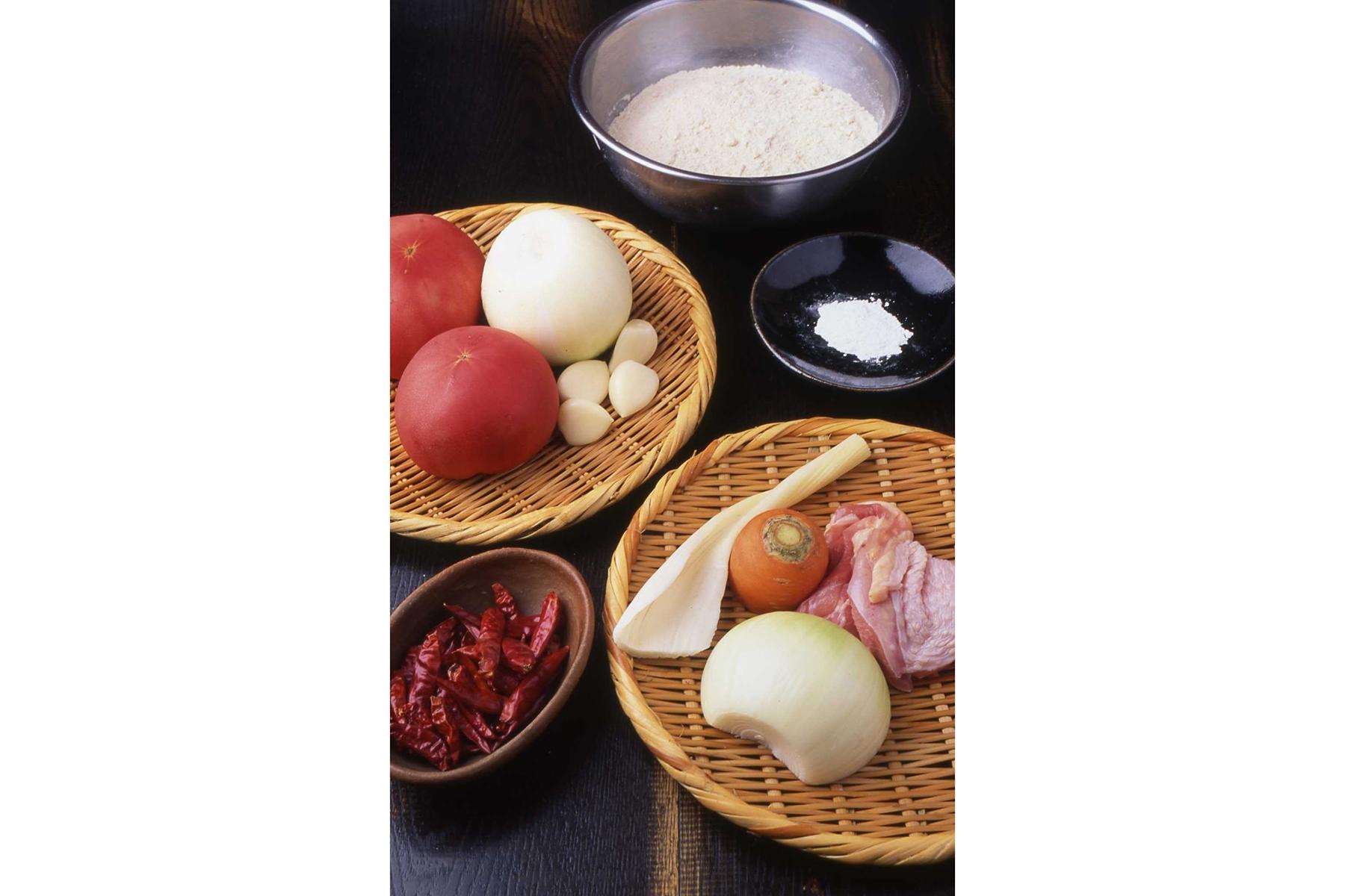 エンチラーダは、トウモロコシの粉でつくったトルティージャと、具材の鶏肉、サルサ・ロハスが三位一体となり、辛味と旨味が交ざり合う味わい。