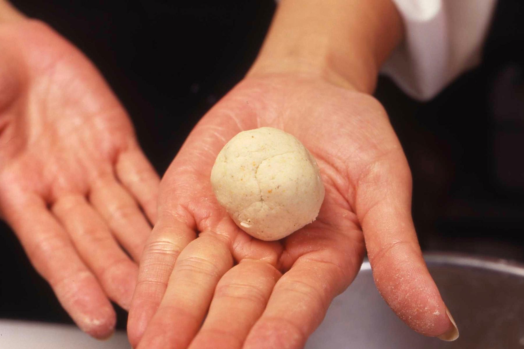 「粘土遊びをしているみたい」と、子供のような笑顔を浮かべて生地を丸める庄野さん。